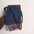 Winterse houndstooth sjaal in marineblauw en karamel met elegante franjedetails - Karamel Koningsblauw