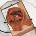 Winterlicher karamellfarbener Strickschal mit Rippenstruktur in einer Geschenkbox - Rotbraun