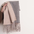 Zwekleurige bruine en beige pied-de-poule sjaal met franjes in de hand gehouden - Koffie Kaki