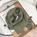 Dunkelgrüner Strickschal aus dicker Wolle für winterliche Wärme und weichen Komfort - Graugrün
