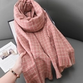 Sciarpa in maglia a quadri rosa e beige con frange in morbido tessuto simil-cachemire - Rosa Acceso