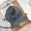 Minimalistischer dicker Strickschal in Mittelgrau mit Rippstruktur in einer Geschenkbox - Dunkelgrau