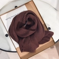 Brauner Strickschal für den Winter in dunkler Schokolade mit vertikalem Rippenmuster - Braunrot