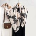 Carré de soie beige élégant avec imprimé floral noir vintage et texture soyeuse - Fond Blanc Bord Gris Foncé