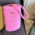 Plüschige Eimertasche in Pink mit Star-picking Lederetikett und flauschigem Strickriemen - Knallrosa