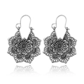 Vue détaillée de boucles d'oreilles en argent vieilli aux motifs mandala évidés - Boucles d'Oreilles Fleur Argent Antique (S3577)