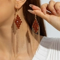 Detail von bernsteinfarbenen Glasperlen-Ohrringen im Bohemian-Stil am Model - Bernstein Perlen Quasten Langer Stil (30906-ear-brown-EP)