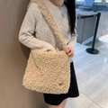 Borsa a tracolla beige in ecopelliccia di agnello con texture morbida e tracolla larga - Cachi