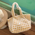 Geruite pluche shopper in geel en ivoor met hartdetail liggend op een houten bank - Crèmegeel Raster Pluche Tote Bag