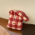 Winterse pluche crossbodytas met rood-wit ruitpatroon en leren label aan de voorzijde - Rode Ruitjes Houtje-Touwtje Schoudertas