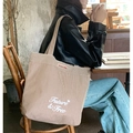 Braun gestreifte Canvas-Einkaufstasche mit Stickerei in einem lässigen Lifestyle-Ambiente - Braun Und Weiß Gestreifter Stil