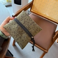 Detail van vierkante tas met luipaardprint voorzien van rits en gevlochten koord - Groene Luipaardprint Kleine Tas