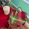 Vintage Plüschtasche mit Karomuster in Rot und Grün und verstellbarem Gurt - Rot-grünes Karo (Rot-grüne Woll-Wiegentasche)