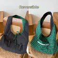 Vielseitige Wende-Shopper in Schwarz mit Taschen und klassischem grünen Karomuster - Schwarzer vertikaler Streifen (Grünes Gitterfutter)