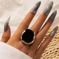 Anello irregolare in smalto nero con bordo dorato martellato in stile vintage retrò - Oro