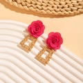 Dettaglio orecchini rosa a forma di fiore con cornici rettangolari dorate su espositore - Rosa Cipria (Fiore di Tessuto)