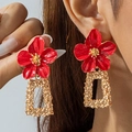 Dettaglio degli orecchini a fiore rossi con petali a rilievo e pendenti dorati martellati - Rosso Vivo (Fiore Laccato)