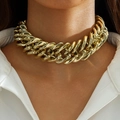 Makroaufnahme einer hochglanzpolierten klobigen gold-Choker-Kette am Hals für Mode - Goldene grobe Kette Stil (28850-g)