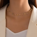 Detalle de gargantilla dorada con colgantes de estrellas de colores en modelo - Estrella de Cinco Puntas Oro (23710-oro)
