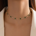 Detalle de elegante collar gargantilla dorado con colgante de cristal verde en modelo - Estilo Zirconia Redonda (23697-gold) / Dorado