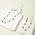 Detalle del conjunto de collar y pulsera de plata con pedrería verde sobre piedras - Plateado con Gema Negra (15633-NA-negro-3)