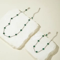 Detalle del conjunto de collar y pulsera plateado con cristales redondos en verde oscuro - Plateado con Gema Verde (15633-NA-verde-3)