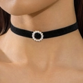 Gothic zwarte fluwelen choker halsketting met een centrale ronde parelhanger - Kunstmatige Parel Ring Stijl (30722) / Zwart