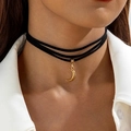 Detail van een drielaagse zwarte fluwelen choker met een gepolijste gouden halve maan hanger - Gouden Halve Maan Hanger Stijl (30648) / Zwart