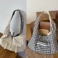 Wendetote mit cremefarbener Seite, Cargotaschen und klassischem schwarz-weißem Karomuster - Weißer vertikaler Streifen (Schwarz-Weißes Gitterfutter)