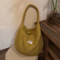 Detailansicht der gelben Plüschtasche mit flauschiger Textur und Magnetverschluss - Gelber Stil