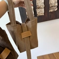 Minimalistische Tote Bag aus Wildlederimitat in Dunkelbraun mit Lederanhänger - Camel Patchwork