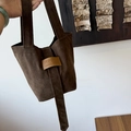 Braune Wildleder Beuteltasche mit modischem Lederaufnäher und einzigartigem Griff - Dunkelkaffee Gespleißt