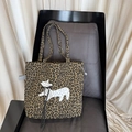 Leopard-Canvas-Shopper mit besticktem Hunde-Patch und schwarzer Schleife aus Seide - Schleife Dalmatiner - Braunes Leopardenmuster
