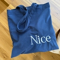 Blaue Cord-Einkaufstasche mit weißer Nice-Stickerei und vertikaler Rippenstruktur - Blau