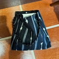 Vintage gewebte Schultertasche in Schwarz mit bunten Streifen und geflochtenem Griff - Rot und Gelb Gewebte Streifen