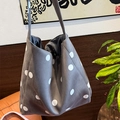 Große graue Wildleder-Einkaufstasche mit weißen Punkten für stilvolles Pendeln und Alltag - Grauer Polka Dot