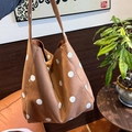 Braune Shopper-Tasche aus Wildlederimitat mit großen weißen Punkten für den Alltag - Gelbbrauner Polka Dot