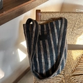 Minimalistische Strick-Umhängetasche mit braun-weißen Streifen und Leder-Logo-Patch - Hanfgewebte braune und schwarze Streifen