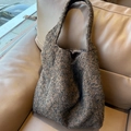 Minimalistische Winter-Tote-Bag aus tiefbrauner Wolle für Damen im Casual-Stil - Braun Plüsch