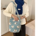 Lichtblauwe fleece draagtas met witte schapenpatronen voor de herfst-winterstijl - Lichtblauwe Schaap Pluche Crossbody Emmer Tas