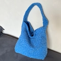 Schicke leuchtend blaue Kunstpelz-Tragetasche mit geräumigem Innenraum und Plüschtextur - Blau Plüsch