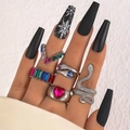 Primo piano di cinque anelli argentati con design a serpente e gemme colorate vivaci - Stile Cuore di Serpente con Gemma Multicolore (19656-silver colour)
