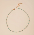 Minimalistische Perlenkette mit goldenen Metallkugeln und bunten Würfelperlen in Grün und Blau - Mehrfarbige Würfelperlen Halskette (14026)