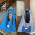 Sac cabas réversible bleu en polaire avec doublure à carreaux et étiquettes stylées - Bleu à Carreaux Peluche Réversible