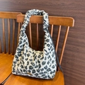 Schicke Hobo-Tasche aus Kunstpelz mit klassischem Leopardenmuster und weichem Griff - Grüner Leopard