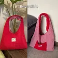Sac hobo réversible en peluche rouge avec doublure à carreaux et étiquette SEE YOU - Rouge à Carreaux Peluche Réversible