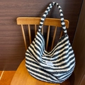 Borsa tote in maglia a righe bianche e nere in materiale soffice e peloso invernale - Stile a righe bianche e nere