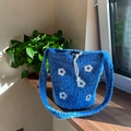 Bolso saco de punto azul con bordado floral blanco y cierre de cordón - Flor Azul