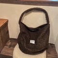 Sac fourre-tout en peluche marron avec écusson blanc dans un décor intérieur cosy - Brun