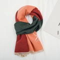 Scaldacollo in maglia per bambini con blocchi arancioni e verdi e frange bianche - Arancione